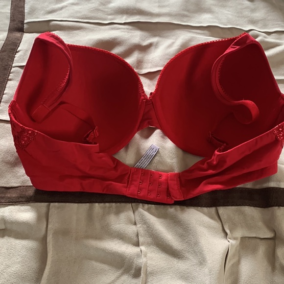 Lightly worn red lace Victorias Secret Bra - Picture 3 of 5